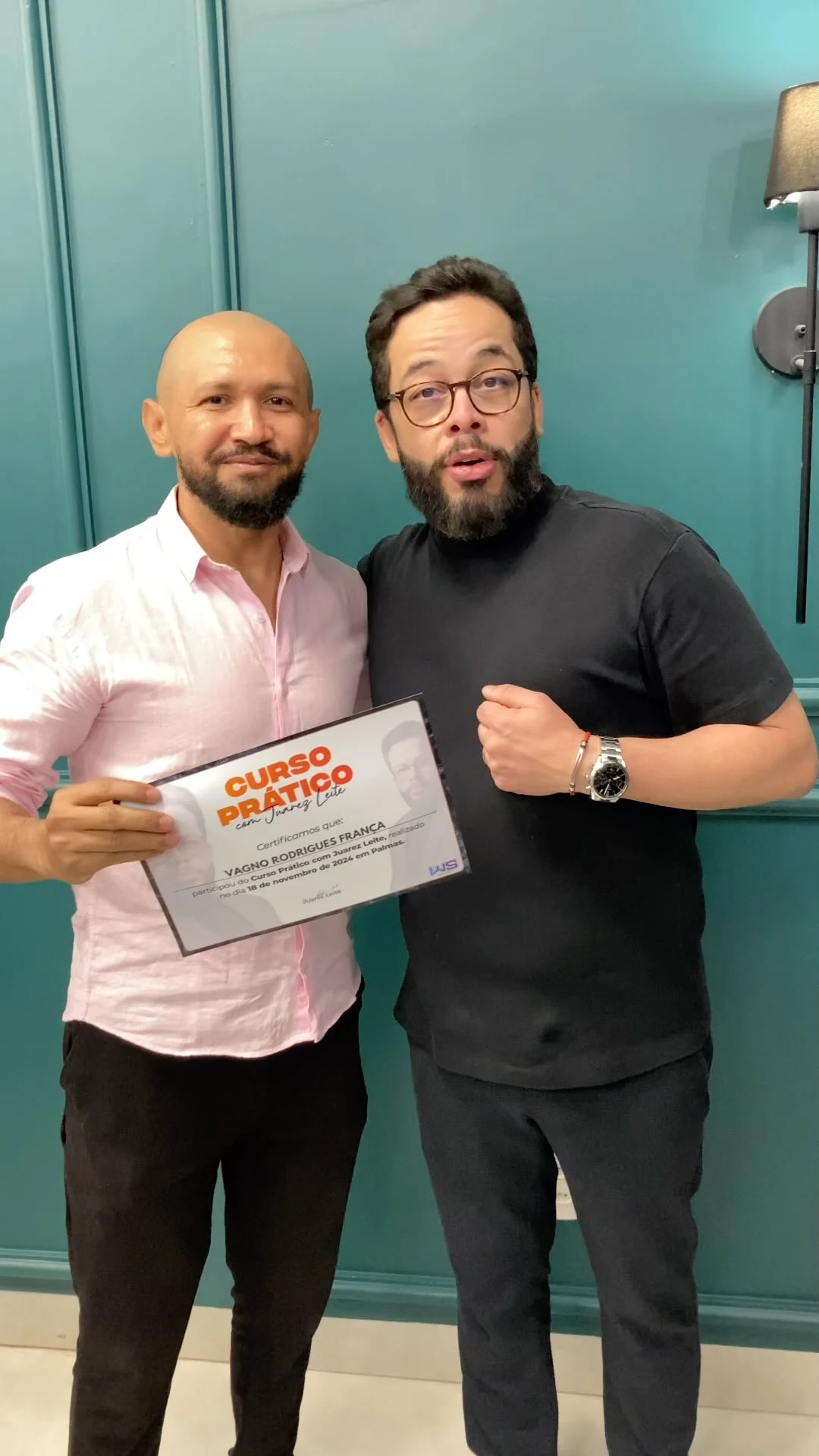 Vagno França em um registro profissional publicado no Instagram da barbearia.